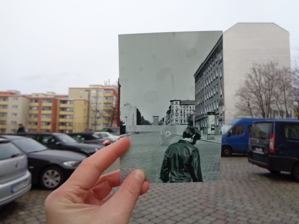 Blick auf die Berliner Mauer, im Vordergrund ein Freund von D. Hubert Peuker in der Strelitzer Straße, die damals Egon-Schultz-Straße hieß.