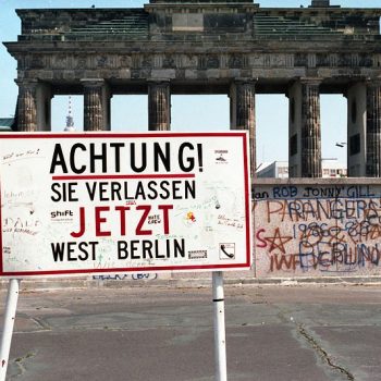 „Achtung! Sie verlassen jetzt West-Berlin“, Berlin Brandenburger Tor (1989) / [CC0 1.0 Universal Public Domain Dedication (https://creativecommons.org/publicdomain/zero/1.0/deed.en)]