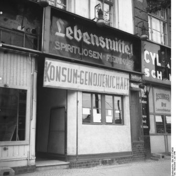Berlin, Konsumgeschäft, Zentralbild/Heinscher Berlin im Juli 1946. Neueröffnete Konsumgeschäfte. 258-46, Foto: Bundesarchiv, Bild 183-S74506 / CC-BY-SA 3.0 [CC BY-SA 3.0 de (https://creativecommons.org/licenses/by-sa/3.0/de/deed.en)]