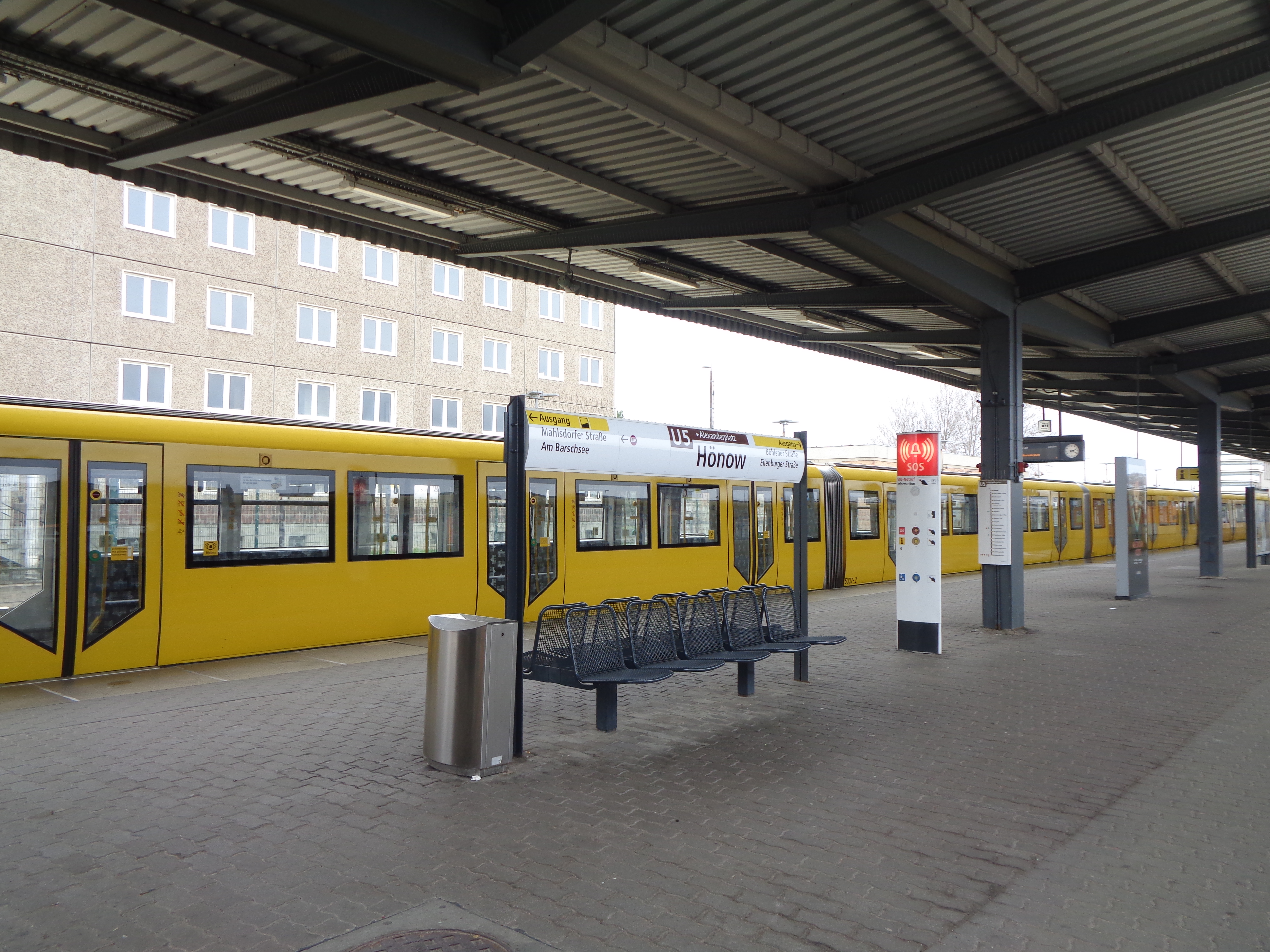 Auf dem Bild ist die U-Bahnhaltestelle Berlin Hönow zu sehen
