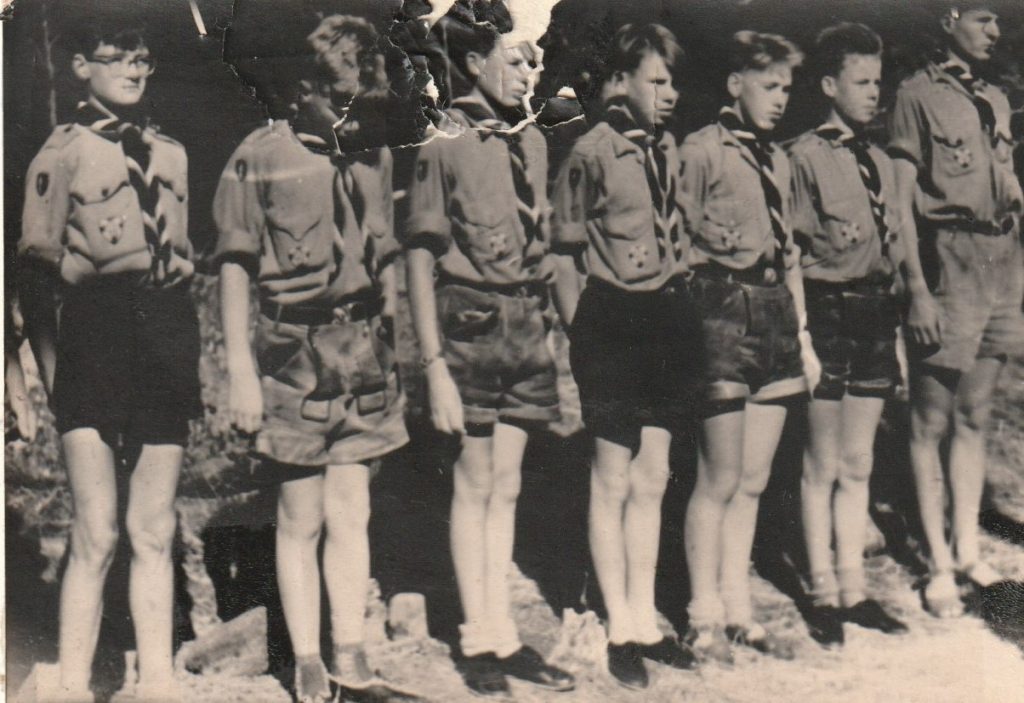 Jungen in Pfadfinder-Uniform