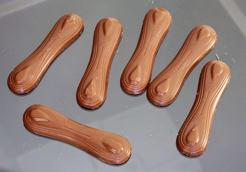 English: Some Katzenzungen milk chocolate, Ashley Pomeroy [CC BY-SA 4.0 (https://creativecommons.org/licenses/by-sa/4.0)], from Wikimedia Commons