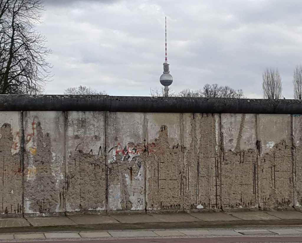 Ein Ausschnitt der Berliner Mauer mit dem Fernsehturm im Hintergrund auf dem Gelände der Gedenkstätte Berliner Mauer