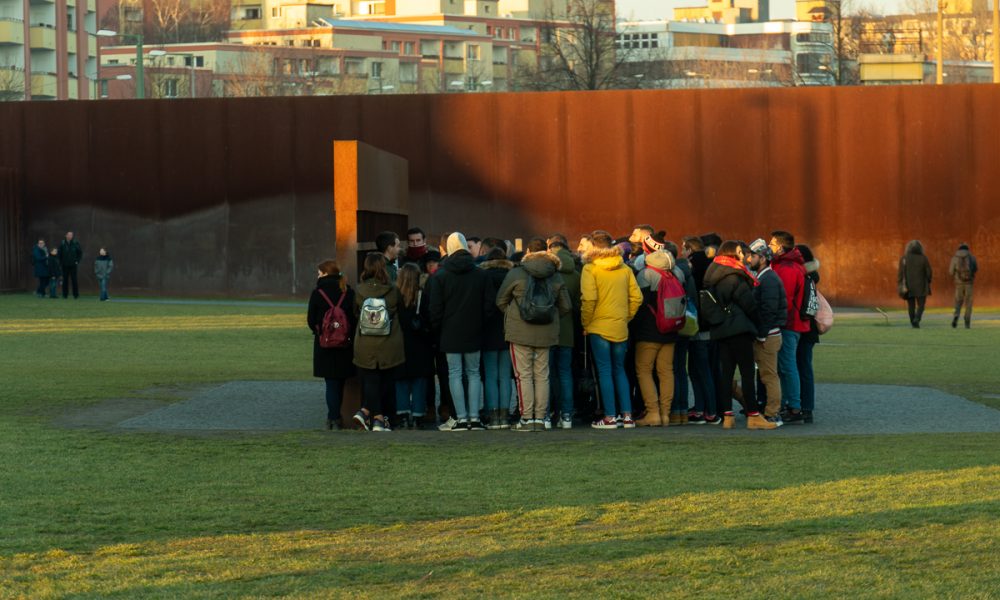 Eine Besucher*innengruppe an der Gedenkstätte Berliner Mauer